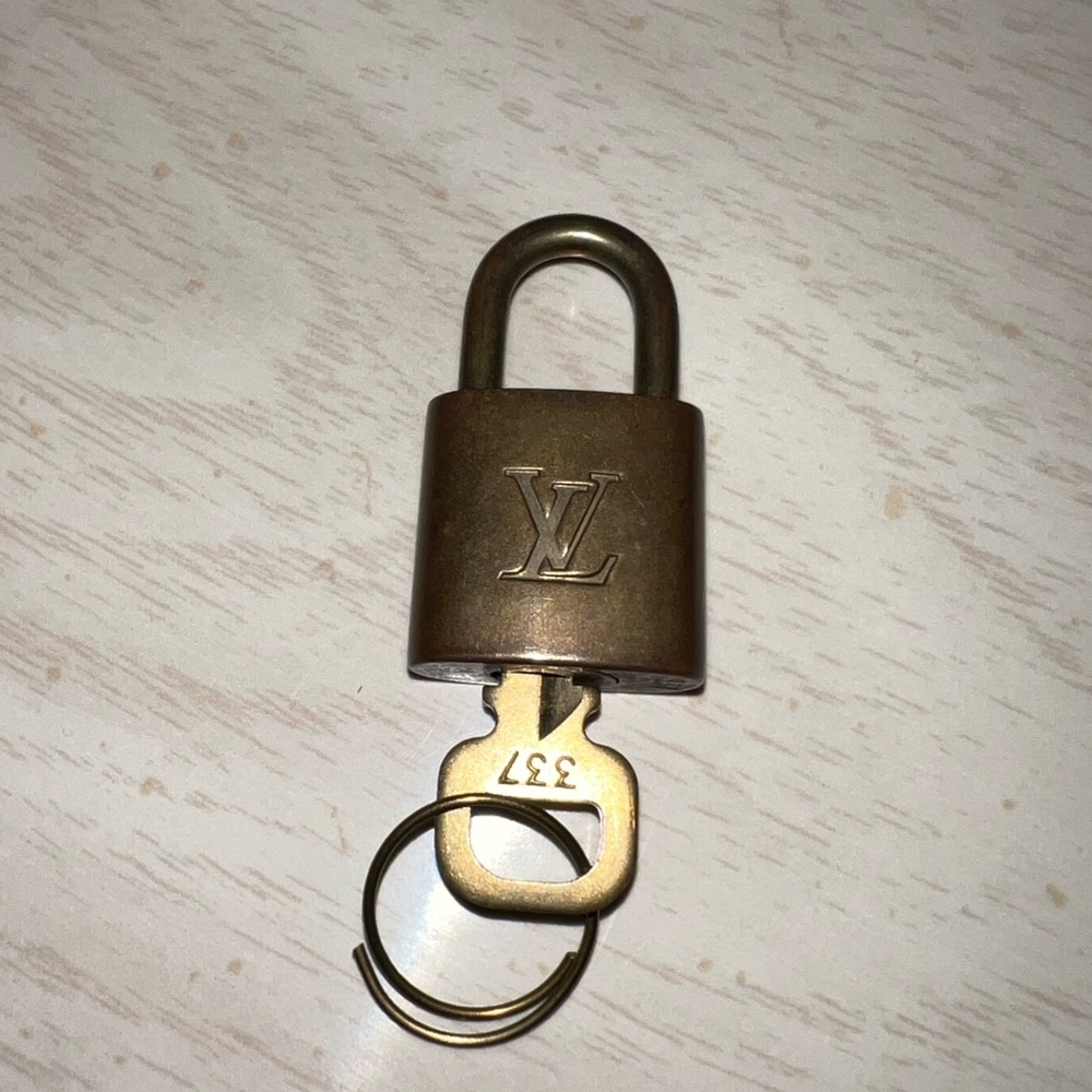 #337 Authentic LOUIS VUITTON Lock & Key set Padlock brass Unpolished LV France